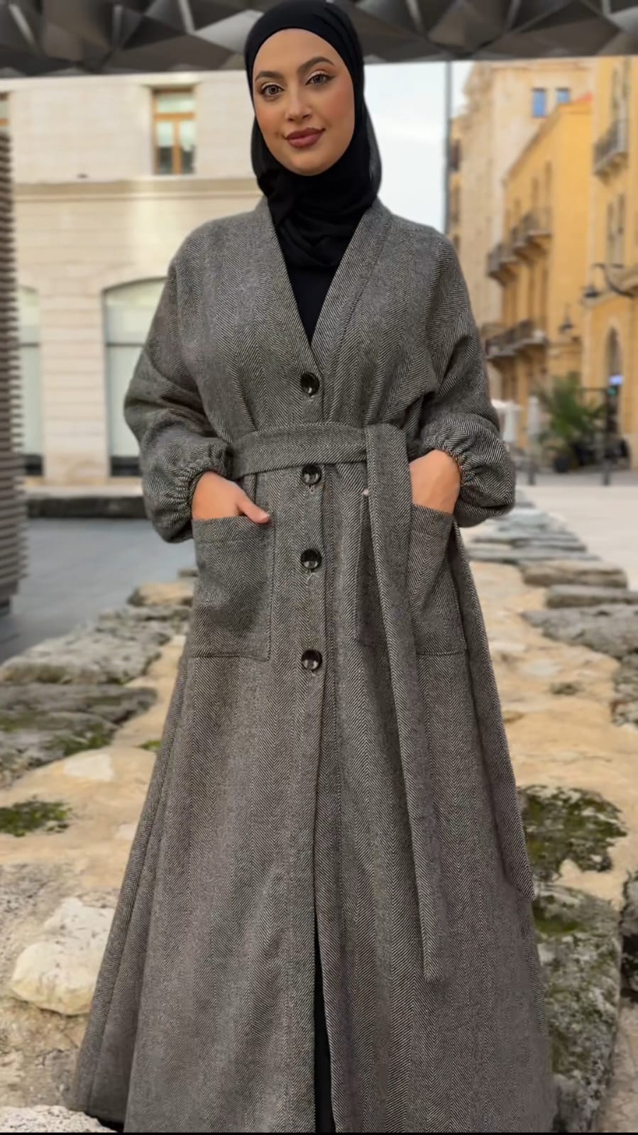 Grey Buttoned Zigzag Givin Winter Abaya